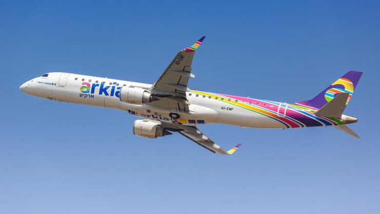 ארקיע (צילום: shutterstock) מטוס אמבראר 195 של חברת ארקיע