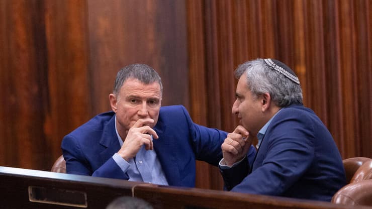 אלקין ואדלשטיין. את הכנסת הבאה - כנראה יראו מבחוץ (צילום: אלכס קולומויסקי) זאה אלקין ויולי אדלשטיין במליאת הכנסת