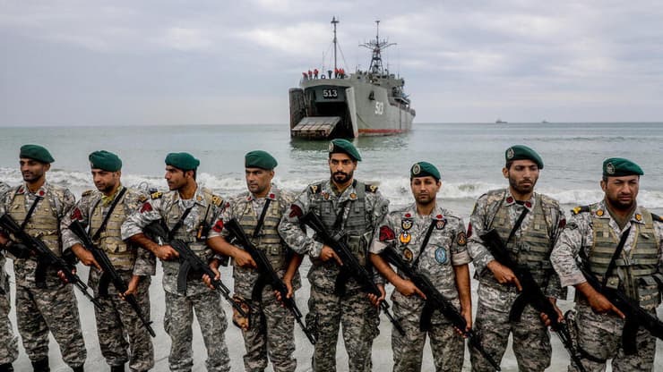 תרגיל צבאי של צבא איראן במצר (צילום: רויטרס / Iranian Army/WANA) תרגיל צבאי של צבא איראן בעומאן