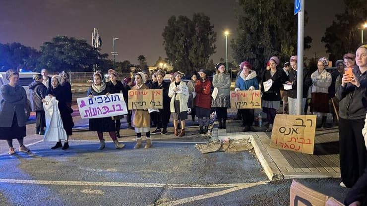 הפגנת נפגעות שיינברג מול כלא מעשיהו, אמש הפגנה נגד שחרורו של עזרא שיינברג