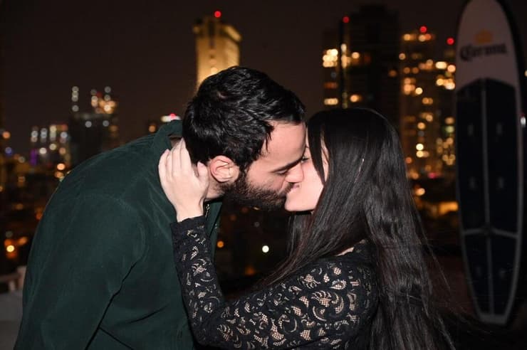 לידור וליאור מתנשקים