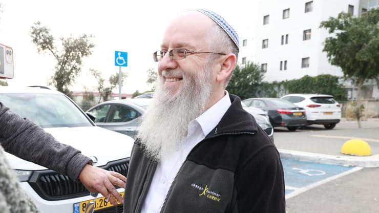 שיינברג מחויך, הבוקר (צילום: שאול גולן) הרב עזרא שיינברג שהואשם בעברות מין בשחרור מכלא מעשיהו