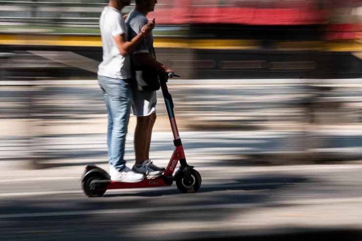 פריז צרפת קורקינט קורקינטים חשמליים