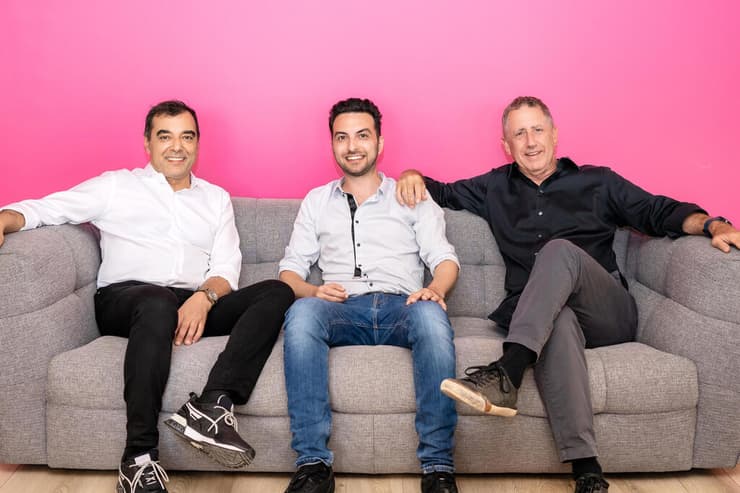 מייסדי AI21. מימין לשמאל: פרופ' יואב שוהם, אורי גושן, פרופ' אמנון שעשוע (צילום: רועי שור) מימין לשמאל: פרופ' יואב שוהם, אורי גושן, פרופ' אמנון שעשוע
