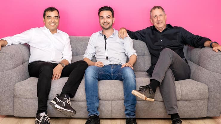 מייסדי AI21 Labs. מימין לשמאל: פרופ' יואב שוהם, אורי גושן, פרופ' אמנון שעשוע (צילום: רועי שור) מימין לשמאל: פרופ' יואב שוהם, אורי גושן, פרופ' אמנון שעשוע