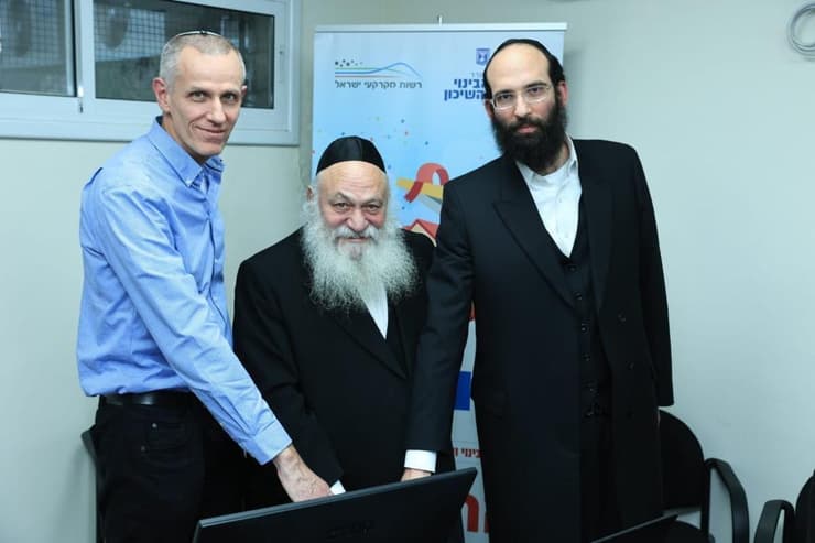 יהודה מורגנשטרן, מנכ"ל משרד השיכון יצחק גולדקנופף, שר השיכון ינקי קוינט מנכ"ל רשות מקרקעי ישראל