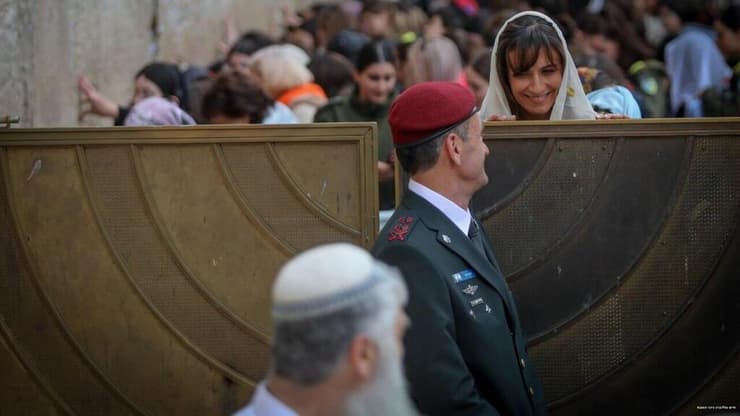 הרמטכ''ל הנכנס הרצי הלוי מביט באשתו בכותל המערבי