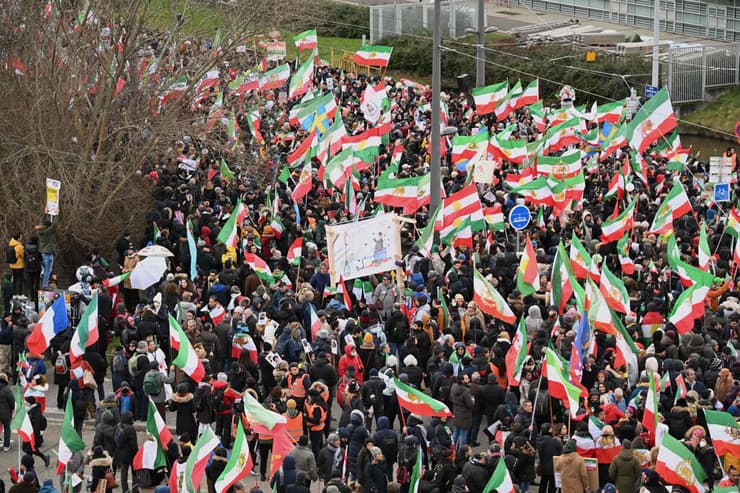 הפגנה של אנשי אופוזיציה איראנים גולים נגד איראן מול הפרלמנט של האיחוד האירופי ב שטרסבורג צרפת ב-16 בינואר