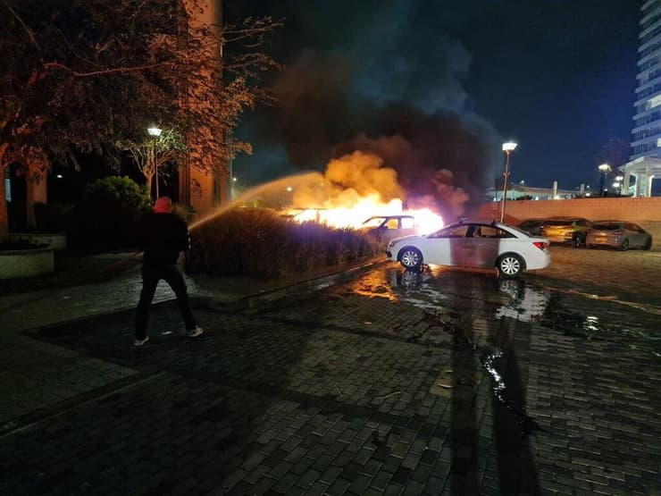 שני רכבים בוערים בנתניה