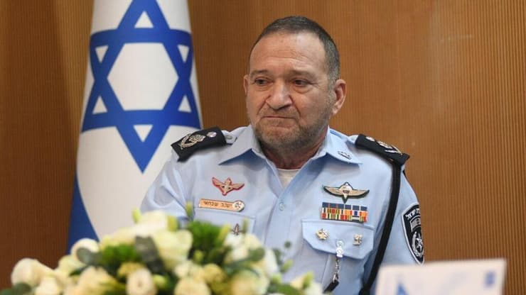 "המפכ"ל הסביר שהמשטרה מפעילה מדיניות להכלת ההפגנות ומניעת חיכוך". שבתאי (צילום: רפי קוץ ) קובי שבתאי בהצהרה לתקשורת