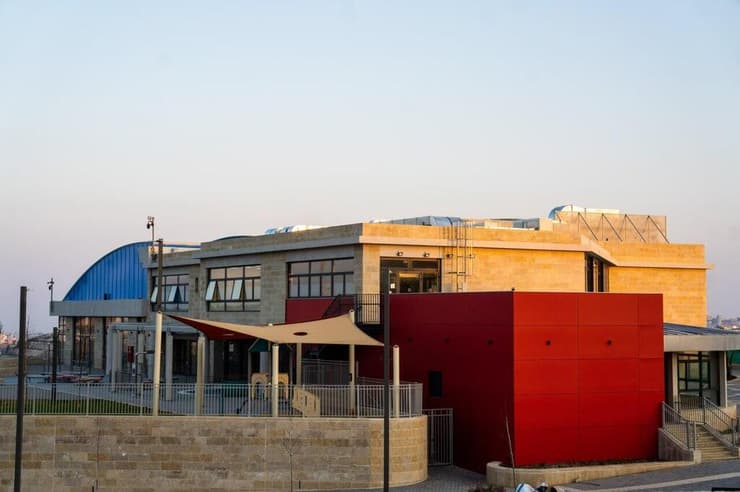 המבנה שבו שוכנת בריכת המריבה, שכונת הר חומה (צילום: שלו שלום ) בריכת המריבה, שכונת הר חומה