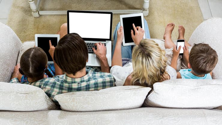 גלישה באינטרנט. הכוונה היא לעודד חברות לפתח תשתיות עצמאיות (צילום: Shutterstock) ילדים ומסכים