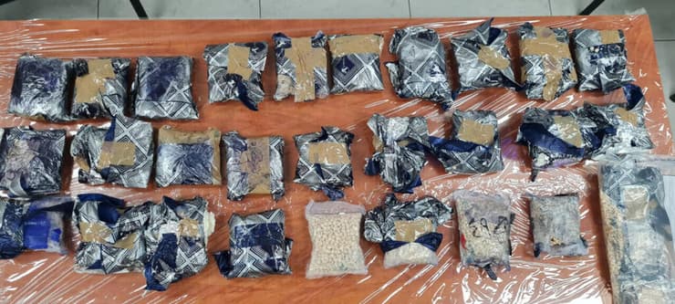 השקיות הכילו עשרות אלפי כדורי סם מסוג "קפטגון", במשקל של כ-9.6 קילוגרמים (צילום: דוברות המשטרה) תיעוד מסיכול הברחת הסם של דאעש