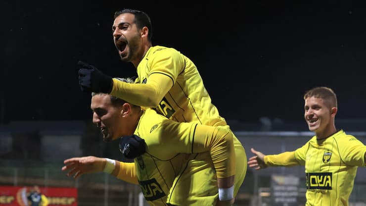 אבישי כהן שחקן בית"ר ירושלים עם ירדן שועה