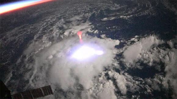 שר החדשנות, המדע והטכנולוגיה אופיר אקוניס (במרכז), מנהל סוכנות החלל הישראלית, אורי אורון (מימין) וסגן ראש נאס"א, רוברט קבאנה (משמאל) עם תלמידות ותלמידים בהשקת המחזור השני של תוכנית תב"ל