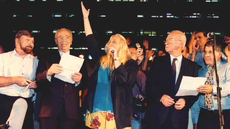 שבח וייס בעצרת לשלום בכיכר מלכי ישראל עם רבין ופרס דקות לפני רצח רבין, נובמבר 1995