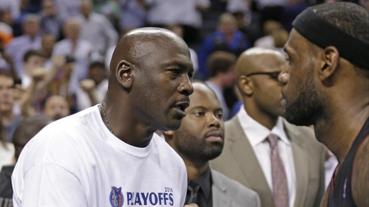 לברון ג'יימס עם מייקל ג'ורדן (AP) לברון ג'יימס עם מייקל ג'ורדן