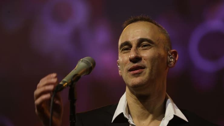 אסף אמדורסקי (צילום מוטי קמחי) אסף אמדורסקי. מתוך מופע המחווה לג'וזי כץ, "האהבות שלי"