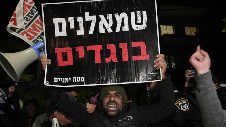 מפגין מני מוחה מול הפגנת השמאל בירושלים