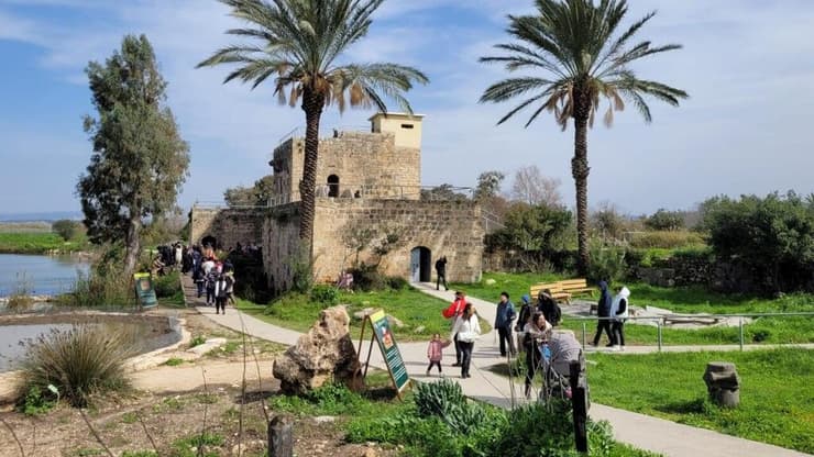 מטיילים בשמורת הטבע עין אפק