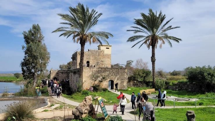 מטיילים בשמורת הטבע עין אפק