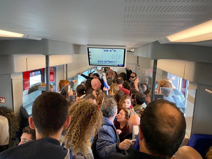 עומסים ברכבת לפני ההפגנה בירושלים בפברואר 2023 (צילום: יצחק טסלר) עומסים ברכבת לפני ההפגנה בירושלים
