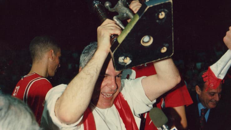 מאמן הפועל ירושלים פיני גרשון עם גביע המדינה 1996