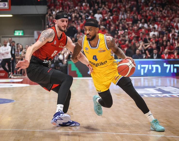 לורנזו בראון שחקן מכבי ת"א מול זאק הנקינס שחקן הפועל ירושלים