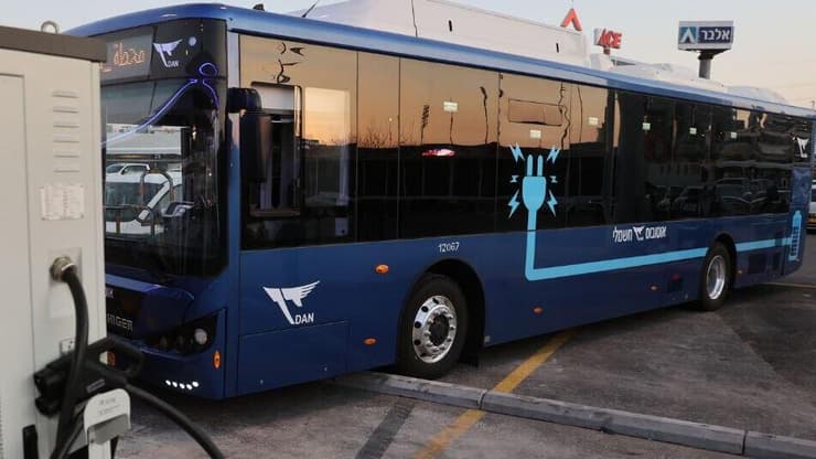 כדי להבטיח מקום באוטובוסים הנגישים צריך להזמין מראש (צילום: מוטי קמחי) חניכת הקמפוס החשמלי הגדול בישראל לתחבורה ציבורית