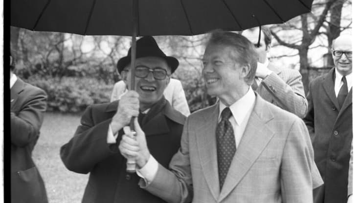 נשיא ארה"ב ג'ימי קרטר עם ראש ממשלת ישראל מנחם בגין 1980 בבית הלבן