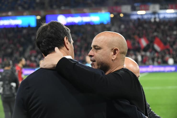 יוסי אבוקסיס מאמן בית"ר ירושלים עם רוני לוי מאמן הפועל חיפה