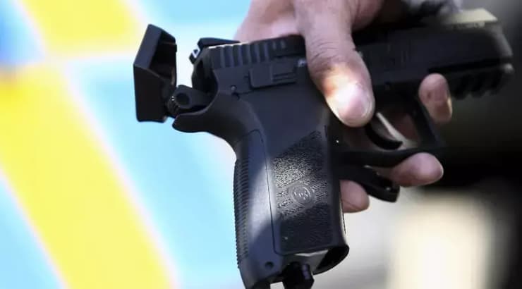 "היא ירתה על הרצפה"