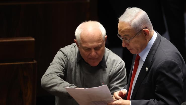נתניהו וכץ במליאה. "בטוח שהטעמים שהניעו את רה"מ כבדי משקל" (צילום: עמית שאבי) מליאת הכנסת