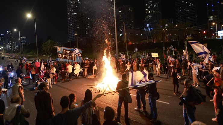 הפרות הסדר באיילון. כל העצורים שוחררו, מלבד אחד שהאיץ עם מכוניתו לעבר המפגינים (צילום: טל שחר) הפרות סדר באיילון