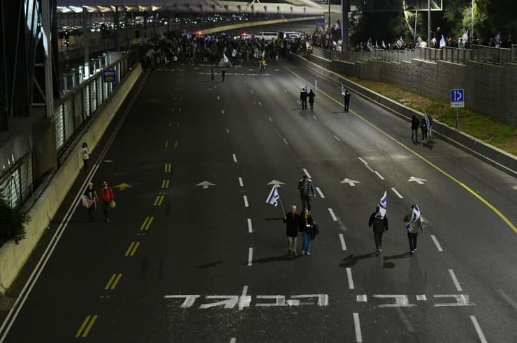 כתובת "ביבי הבוגד" באיילון ב-2023, עוד לפני המלחמה (צילום: יובל חן) כתובת ביבי בוגד על איילון