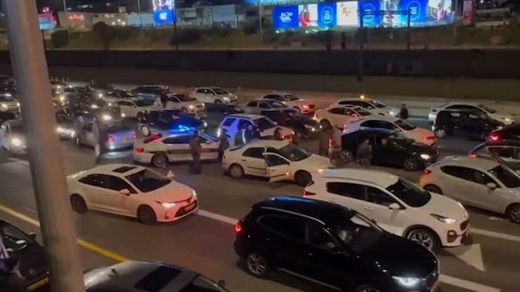 צעיר נעצר באיילון בחשד שניסה לדרוס מפגינים