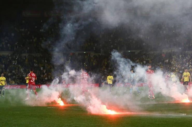 אבוקות של אוהדי הפועל ת"א 