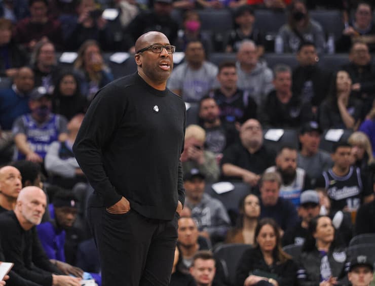 נשלח הביתה. בראון (רויטרס) מאמן סקרמנטו קינגס מייק בראון