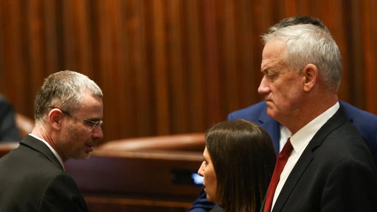 גנץ ולוין (צילום: אלכס קולומויסקי ) יריב לוין בני גנץ וגילה גמליאל