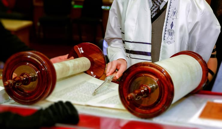 צילום: Shutterstock נער בר מצווה קורא בתורה