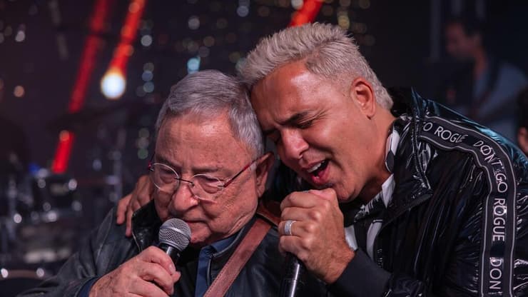 קובי פרץ וחנן יובל במופע המשותף. נטען כי פרץ לא קיבל מקדמה והיה צריך להתחנן לתשלום (צילום: טל שחר) קובי פרץ וחנן יובל במופע המשותף