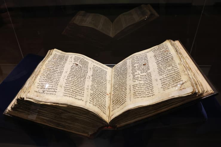 ספר תנ"ך עתיק (צילום: עוז מועלם) קודקס ששון ב"אנו –מוזיאון העם היהודי"