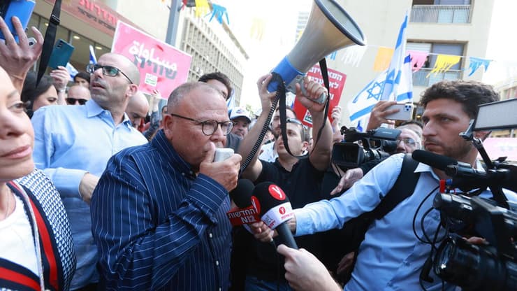 ארנון בר דוד מדבר עם מפגינים לאחר מסיבת העיתונאים