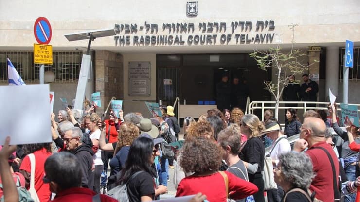 הפגנה מול הרבנות הראשית בתל אביב במחאה על החוק להרחבת סמכויות בתי הדין הרבניים