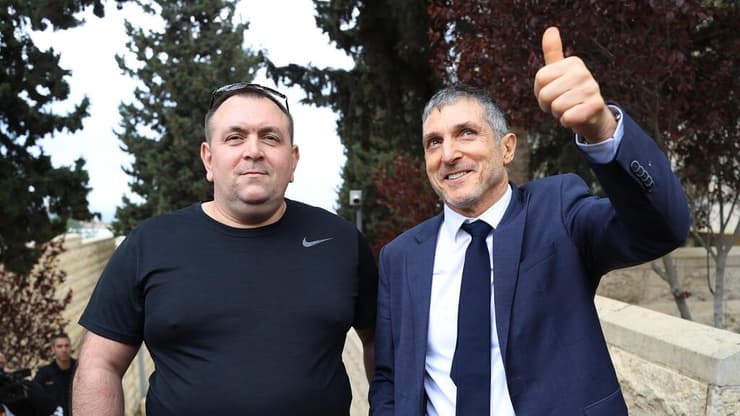 רומן זדורוב (משמאל) ועורך דינו ירום הלוי אחרי הזיכוי (צילום: אלעד גרשגורן) זדורוב יוצא מבית המשפט