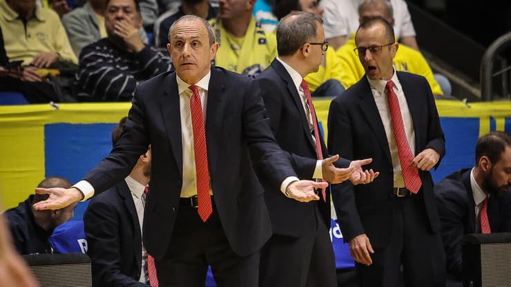 מאמן מילאנו אטורה מסינה עם עוזרו דן שמיר