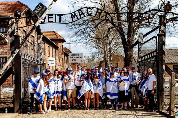 בני נוער במצעד החיים. אלפי צועדים