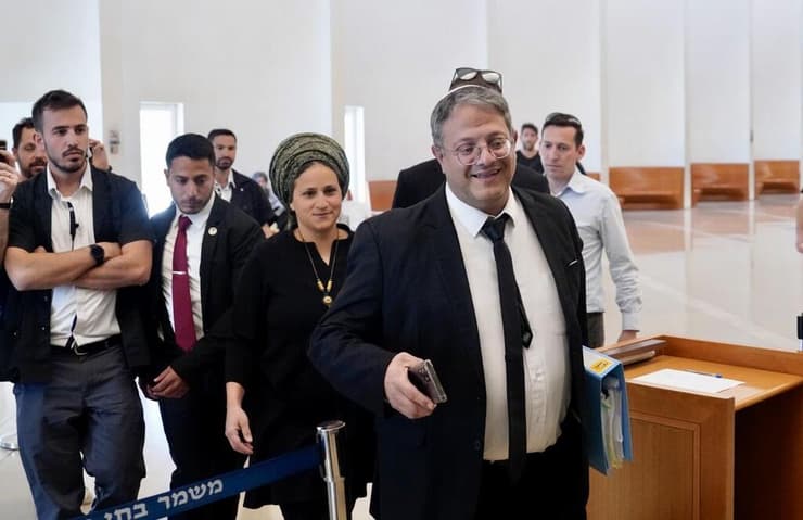 בן גביר נכנס לדיון בבג"ץ בנושא מינויו לתפקיד השר לביטחון לאומי (צילום: שלו שלום) בן גביר נכנס לדיון בבג"ץ בנושא מינויו לתפקיד השר לביטחון לאומי