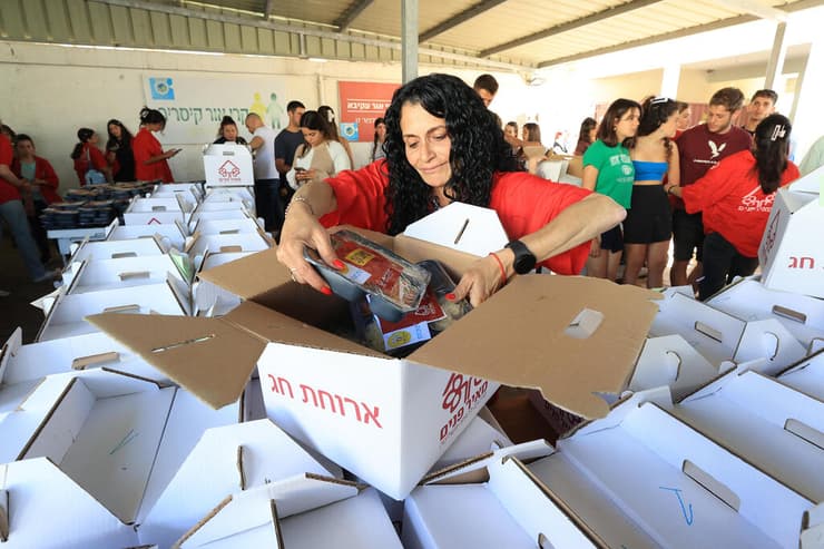 מתנדבי ארגון "מאיר פנים" מחלקים מזון לנזקקים לקראת פסח האחרון 26' (צילום: אלעד גרשגורן) חלוקת מזון לנזקקים לקראת חג הפסח