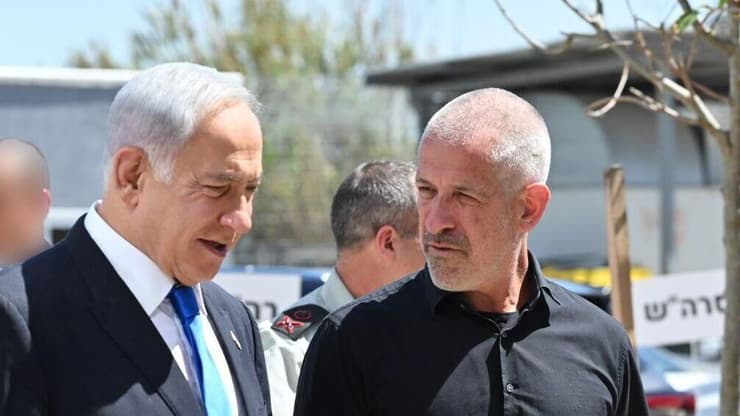 בר ונתניהו (צילום: קובי גדעון, לע"מ) ראש הממשלה בנימין נתניהו עם ראש ה שב"כ רונן בר הרמת כוסית לרכל חג הפסח